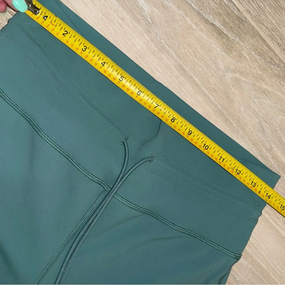 Vuori Daily Leggings-PLEASE SEE MEASUREMENTS. - Picture 7 of 10